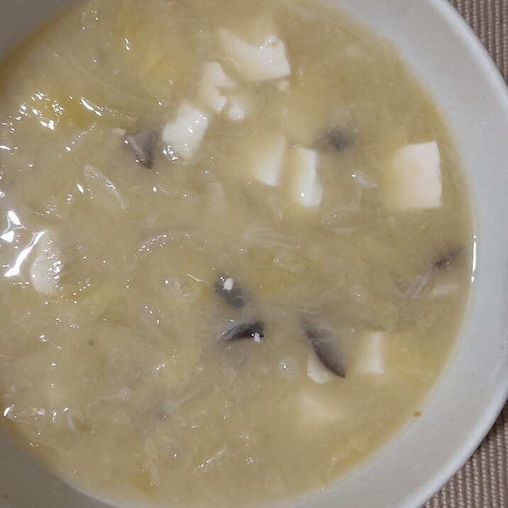 豆腐、キャベツ、玉ねぎ、椎茸の味噌汁